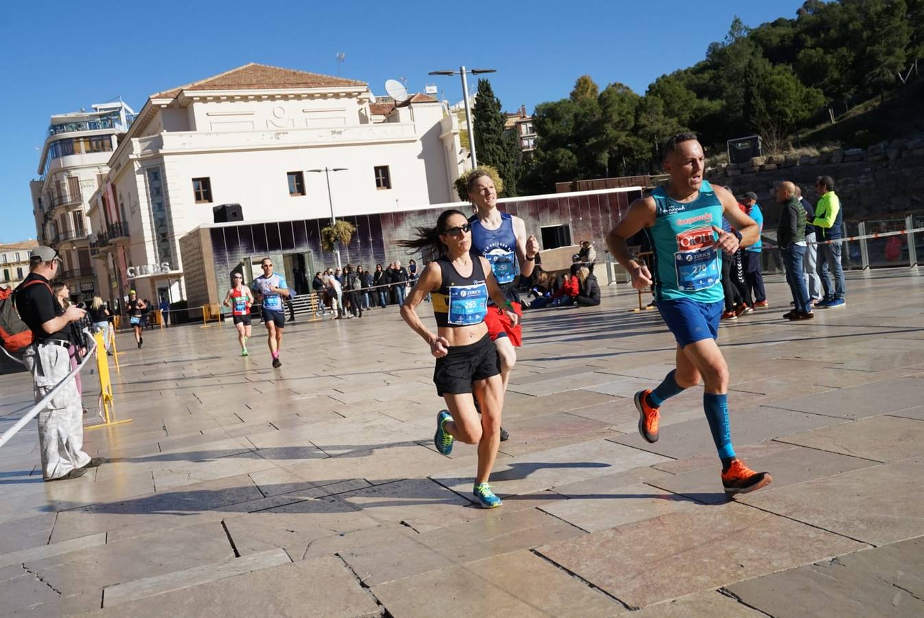 Los corredores, atravesando calle Alcazabilla.