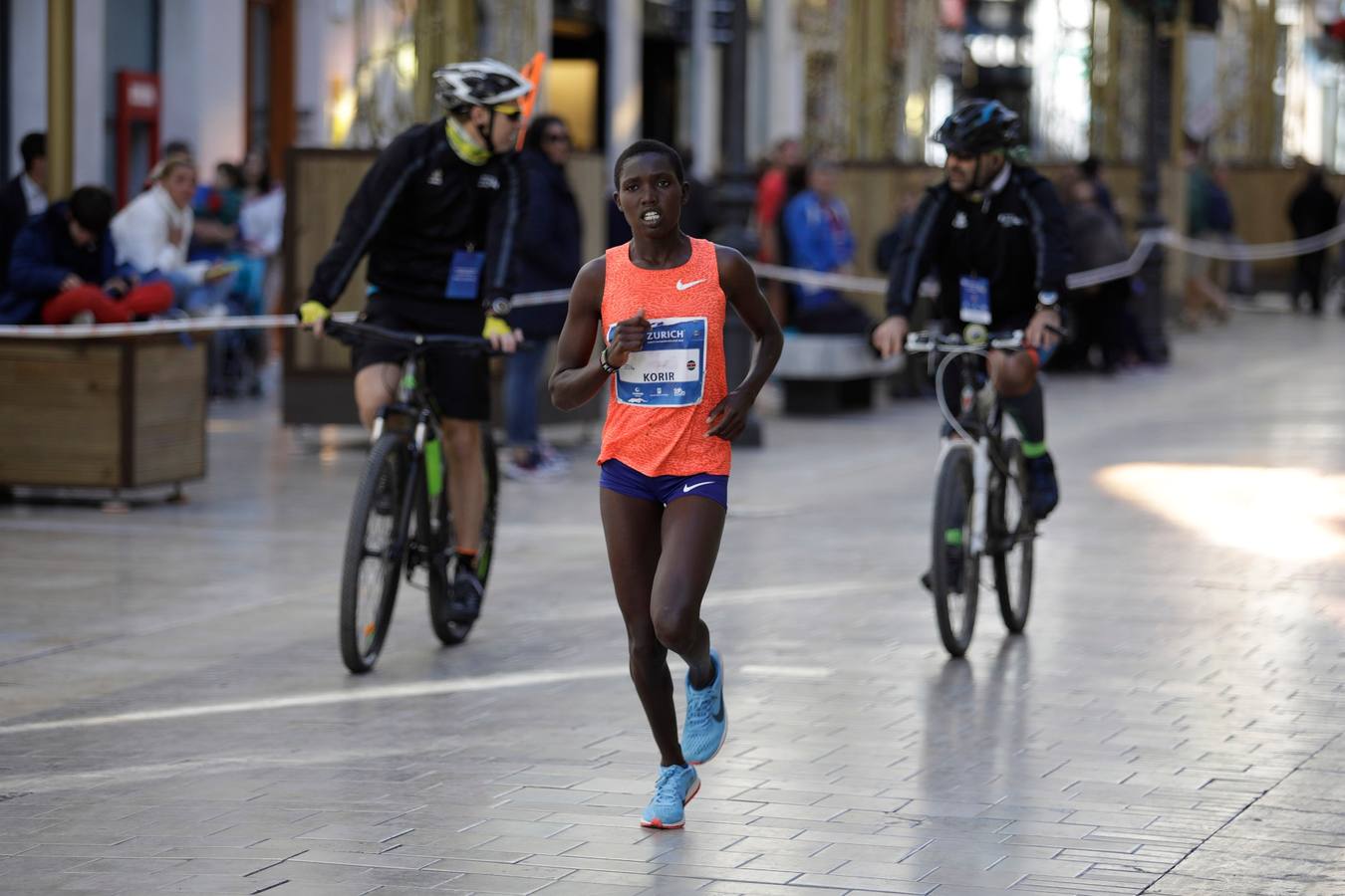 Los corredores, en calle Larios