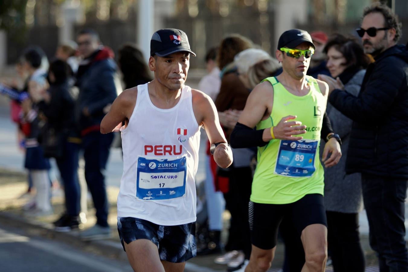 En la imagen, los corredores, cerca de la Plaza de la Marina