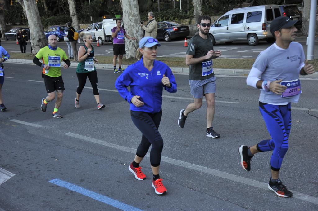 4.200 corredores han participado en la prueba este domingo. En la imagen los corredores pasan por el Paseo de los Curas y el Paseo de la Farola