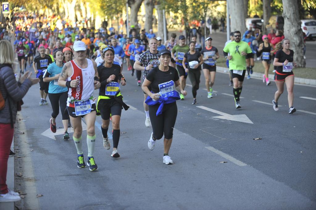 4.200 corredores han participado en la prueba este domingo. En la imagen los corredores pasan por el Paseo de los Curas y el Paseo de la Farola