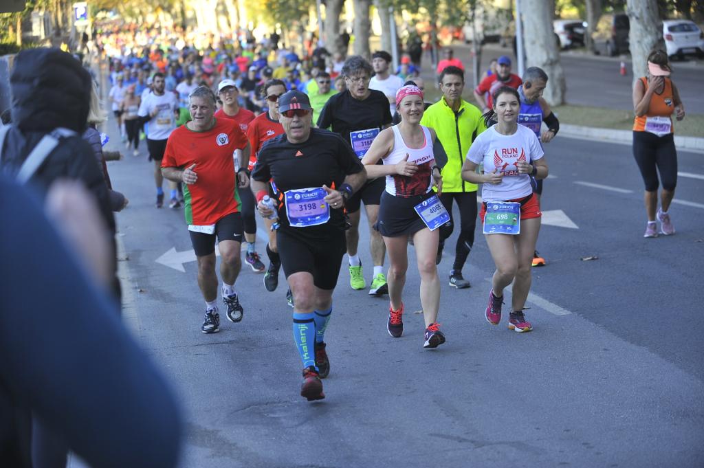 4.200 corredores han participado en la prueba este domingo. En la imagen los corredores pasan por el Paseo de los Curas y el Paseo de la Farola