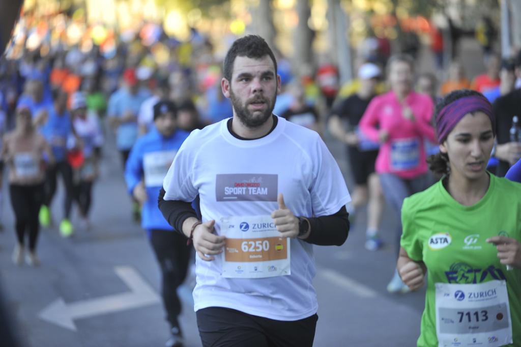 4.200 corredores han participado en la prueba este domingo. En la imagen los corredores pasan por el Paseo de los Curas y el Paseo de la Farola