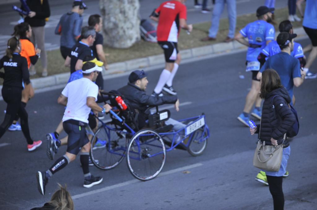 4.200 corredores han participado en la prueba este domingo. En la imagen los corredores pasan por el Paseo de los Curas y el Paseo de la Farola