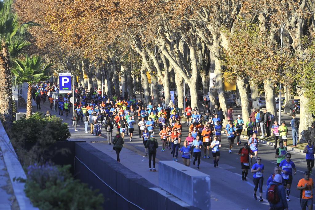 4.200 corredores han participado en la prueba este domingo. En la imagen los corredores pasan por el Paseo de los Curas y el Paseo de la Farola