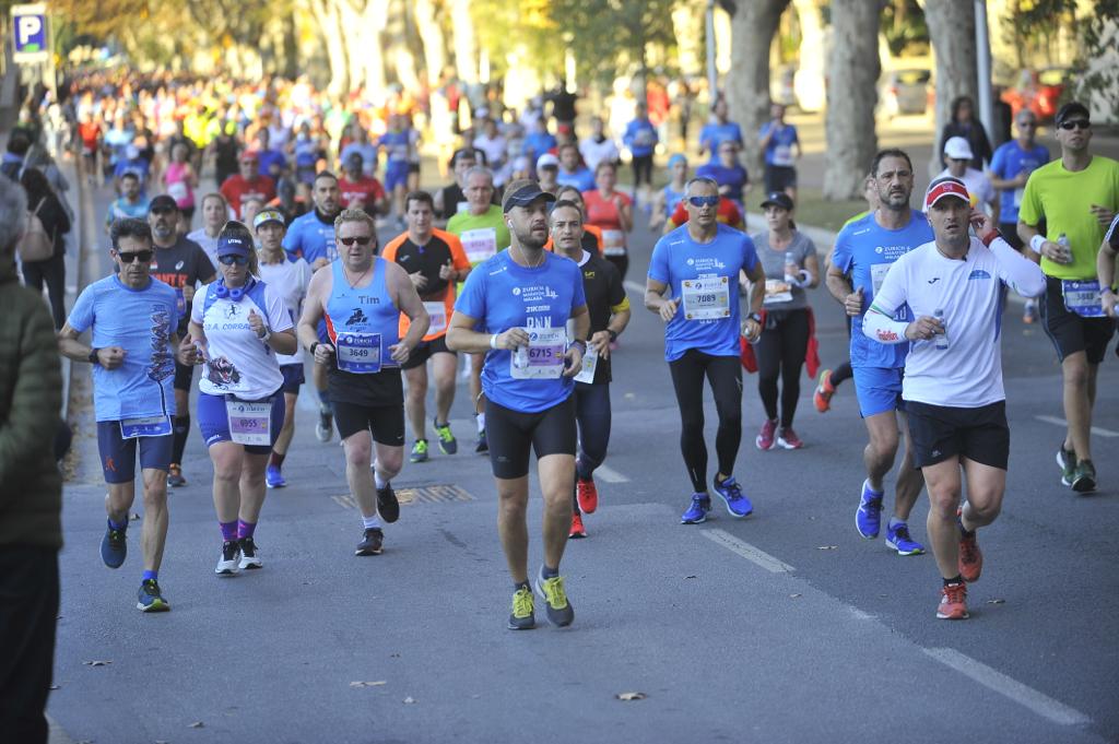 4.200 corredores han participado en la prueba este domingo. En la imagen los corredores pasan por el Paseo de los Curas y el Paseo de la Farola