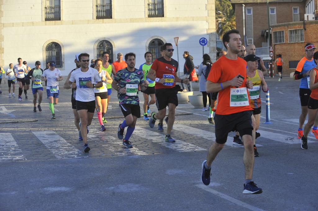 4.200 corredores han participado en la prueba este domingo. En la imagen los corredores pasan por el Paseo de los Curas y el Paseo de la Farola