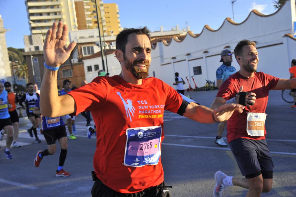 4.200 corredores han participado en la prueba este domingo. En la imagen los corredores pasan por el Paseo de los Curas y el Paseo de la Farola