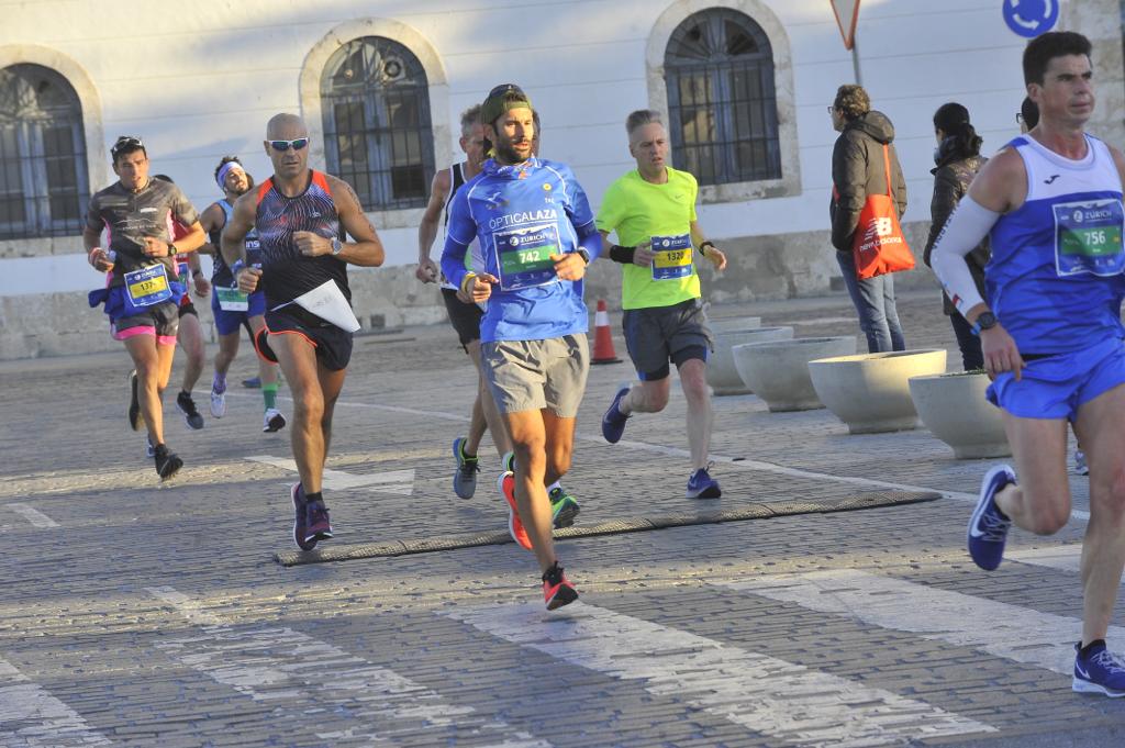 4.200 corredores han participado en la prueba este domingo. En la imagen los corredores pasan por el Paseo de los Curas y el Paseo de la Farola