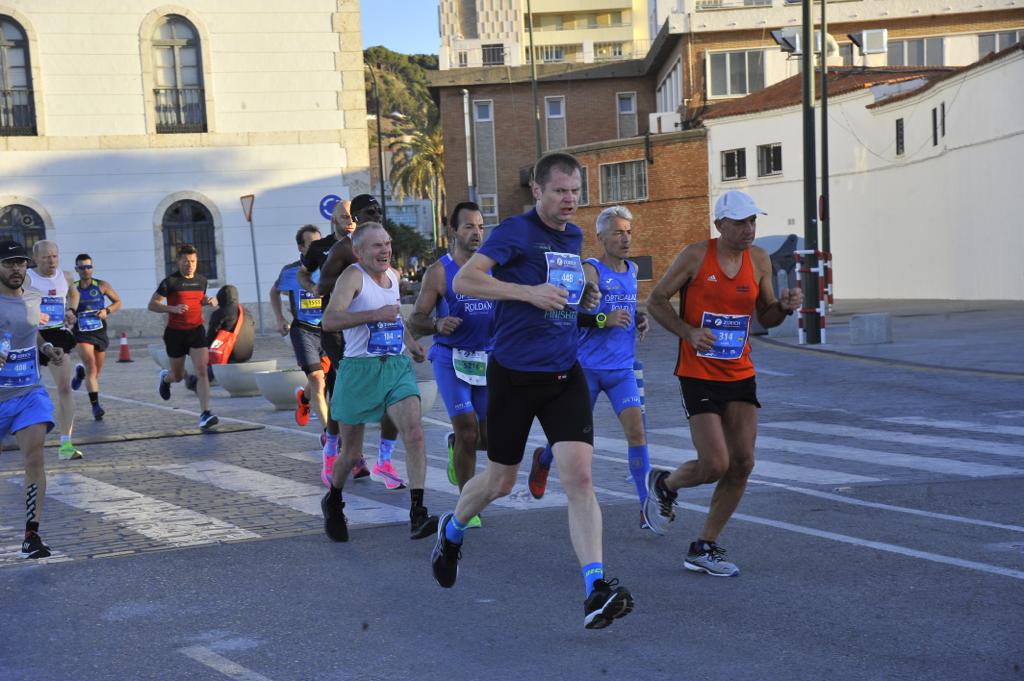 4.200 corredores han participado en la prueba este domingo. En la imagen los corredores pasan por el Paseo de los Curas y el Paseo de la Farola