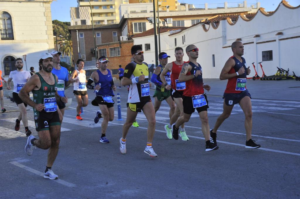 4.200 corredores han participado en la prueba este domingo. En la imagen los corredores pasan por el Paseo de los Curas y el Paseo de la Farola