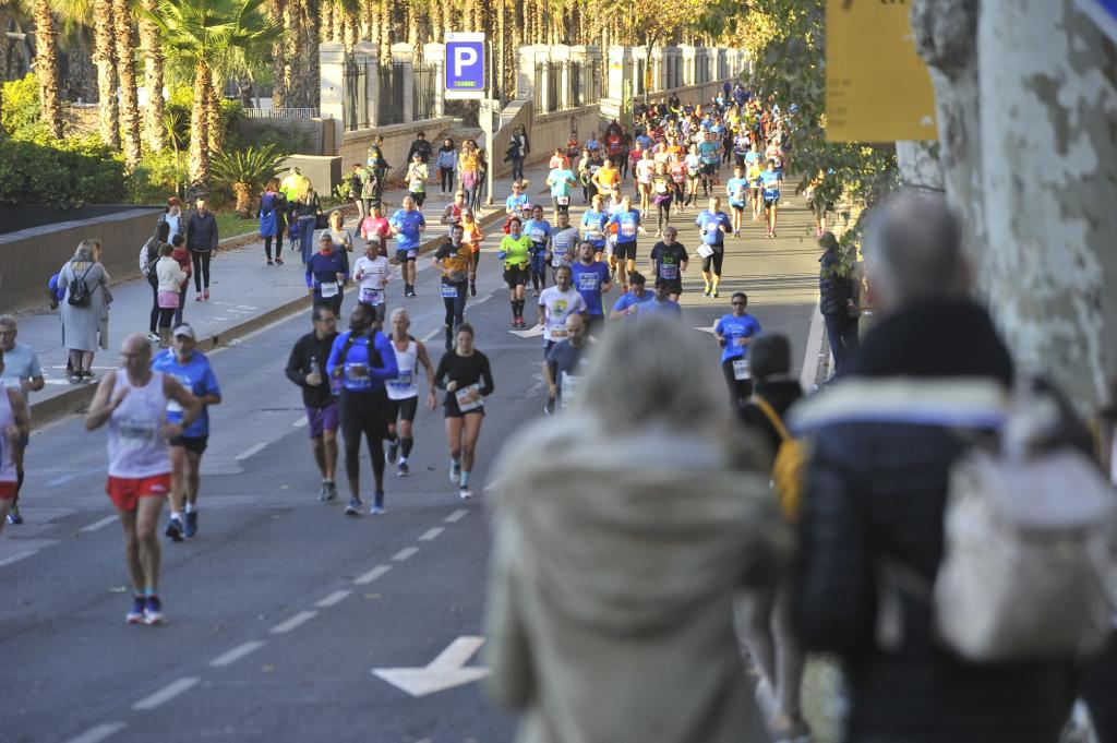 4.200 corredores han participado en la prueba este domingo. En la imagen los corredores pasan por el Paseo de los Curas y el Paseo de la Farola