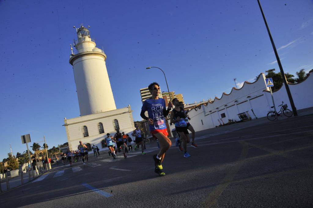 4.200 corredores han participado en la prueba este domingo. En la imagen los corredores pasan por el Paseo de los Curas y el Paseo de la Farola