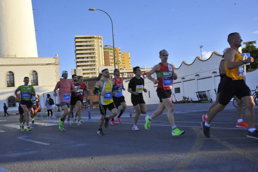 4.200 corredores han participado en la prueba este domingo. En la imagen los corredores pasan por el Paseo de los Curas y el Paseo de la Farola