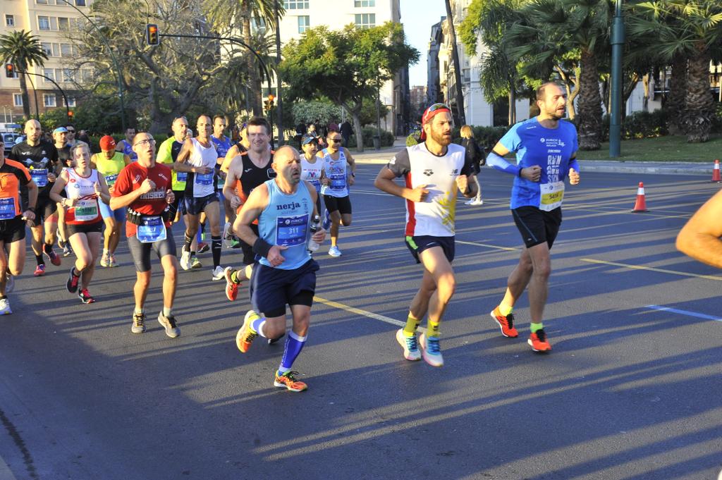 4.200 corredores han participado en la prueba este domingo. En la imagen los corredores pasan por el Paseo de los Curas y el Paseo de la Farola