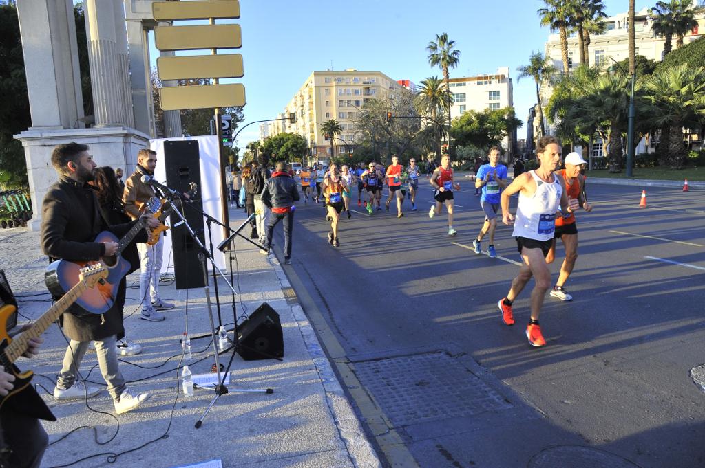 4.200 corredores han participado en la prueba este domingo. En la imagen los corredores pasan por el Paseo de los Curas y el Paseo de la Farola