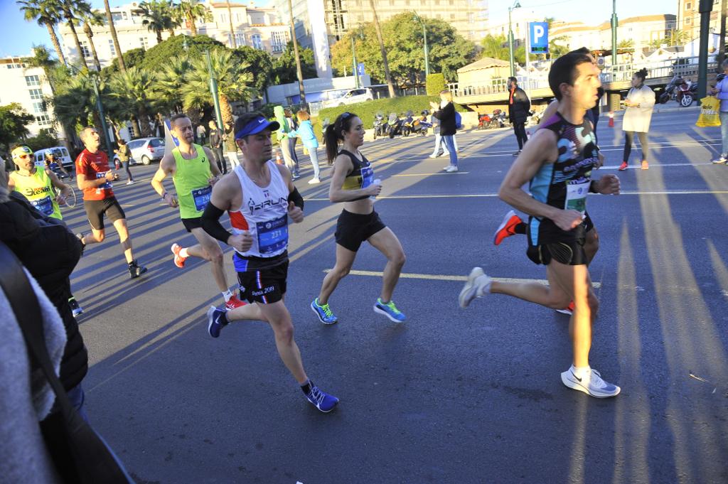 4.200 corredores han participado en la prueba este domingo. En la imagen los corredores pasan por el Paseo de los Curas y el Paseo de la Farola