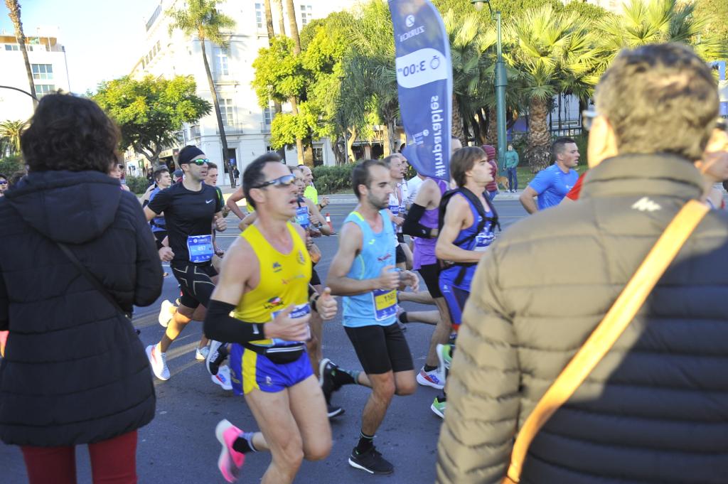 4.200 corredores han participado en la prueba este domingo. En la imagen los corredores pasan por el Paseo de los Curas y el Paseo de la Farola