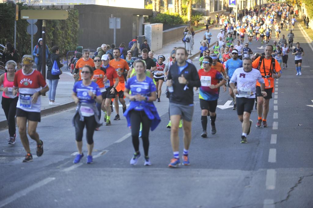 4.200 corredores han participado en la prueba este domingo. En la imagen los corredores pasan por el Paseo de los Curas y el Paseo de la Farola