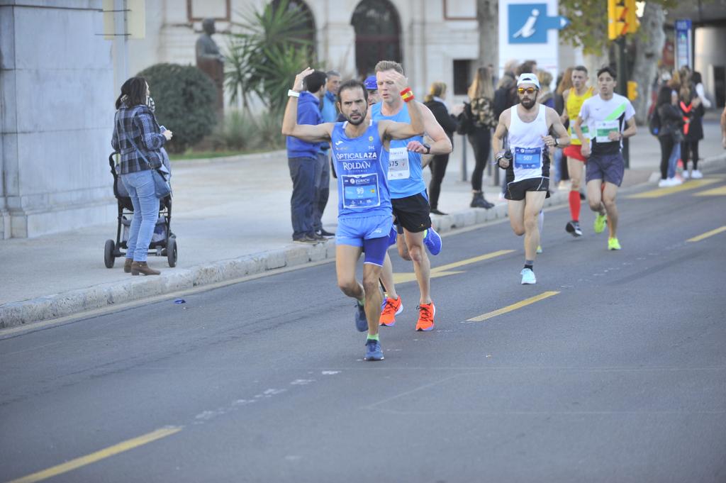 4.200 corredores han participado en la prueba este domingo. En la imagen los corredores pasan por el Paseo de los Curas y el Paseo de la Farola