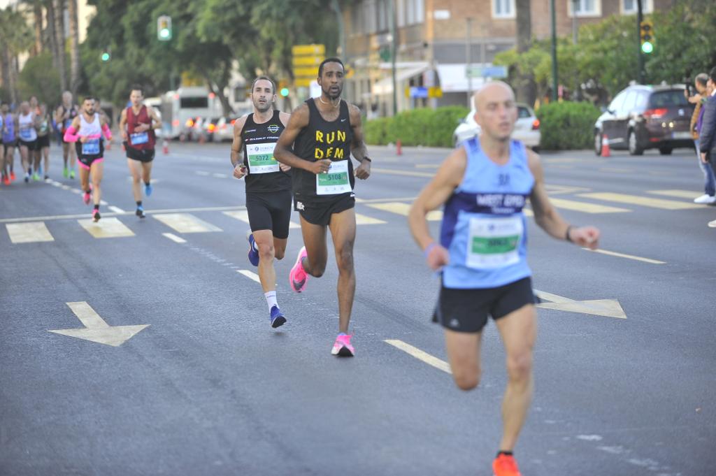 4.200 corredores han participado en la prueba este domingo. En la imagen los corredores pasan por el Paseo de los Curas y el Paseo de la Farola