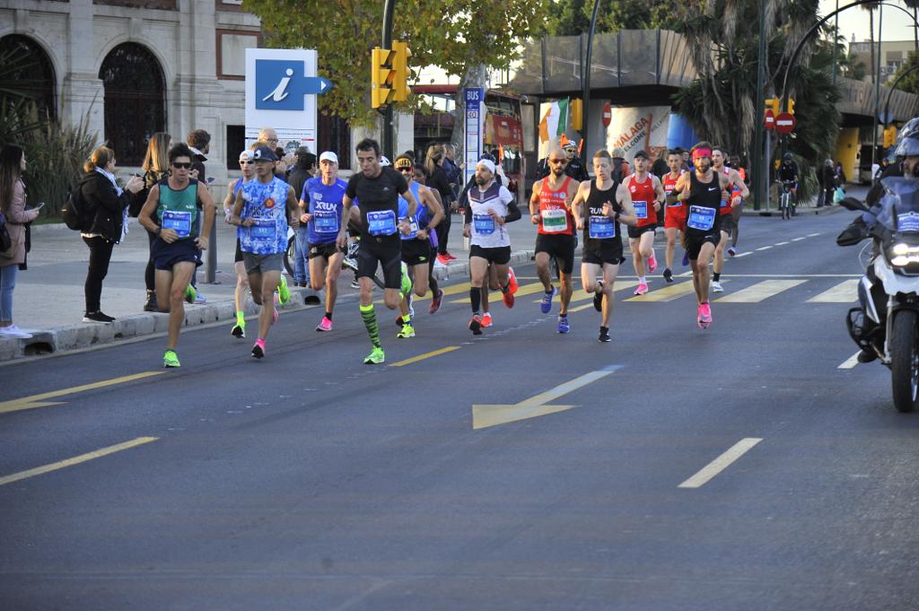 4.200 corredores han participado en la prueba este domingo. En la imagen los corredores pasan por el Paseo de los Curas y el Paseo de la Farola