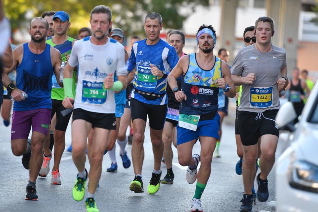 4.200 corredores han participado en la prueba este domingo. En la imagen los corredores pasan Los Baños del Carmen