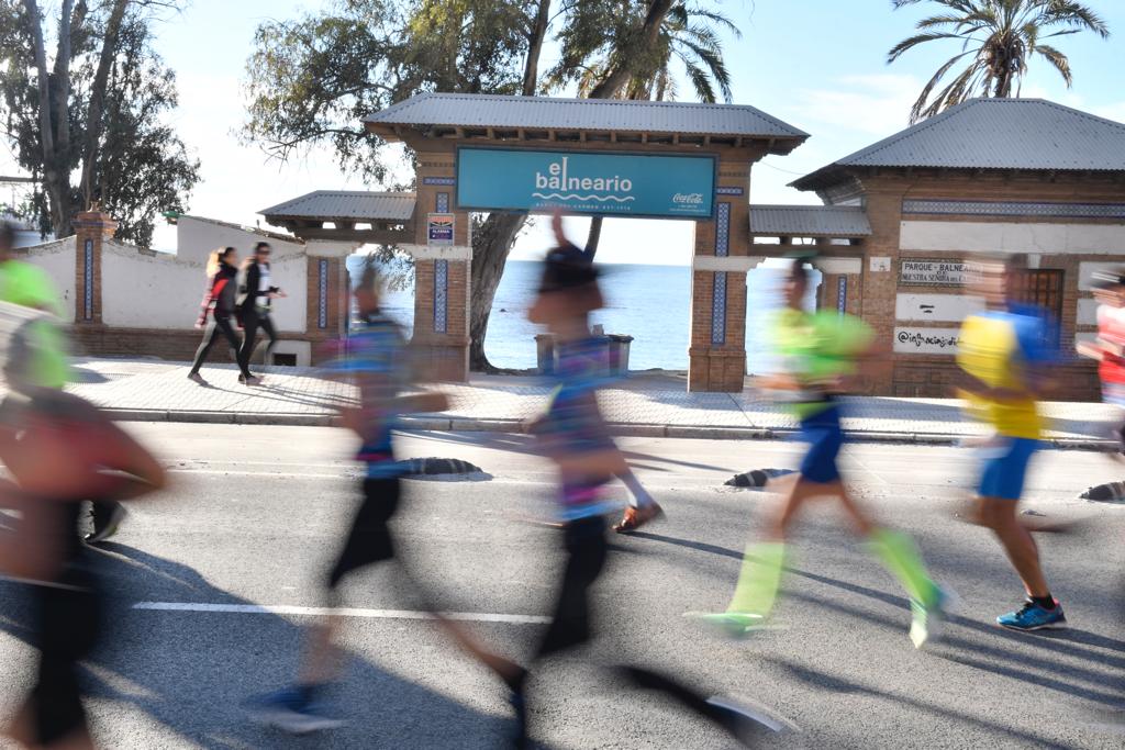 4.200 corredores han participado en la prueba este domingo. En la imagen los corredores pasan Los Baños del Carmen