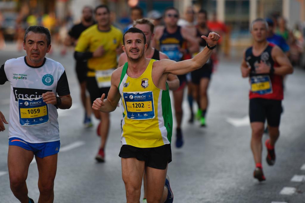 4.200 corredores han participado en la prueba este domingo. En la imagen los corredores pasan Los Baños del Carmen