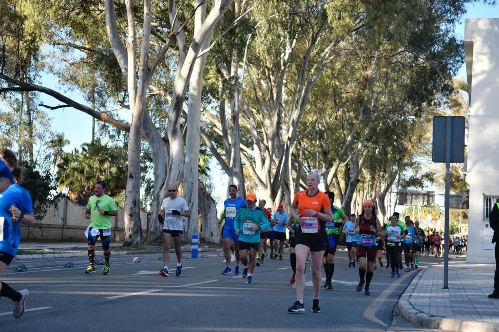 4.200 corredores han participado en la prueba este domingo. En la imagen los corredores pasan Los Baños del Carmen