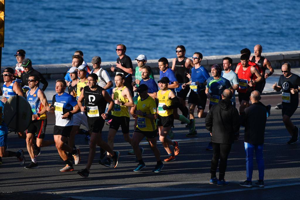 4.200 corredores han participado en la prueba este domingo. En la imagen los corredores pasan por los Baños del Carmen