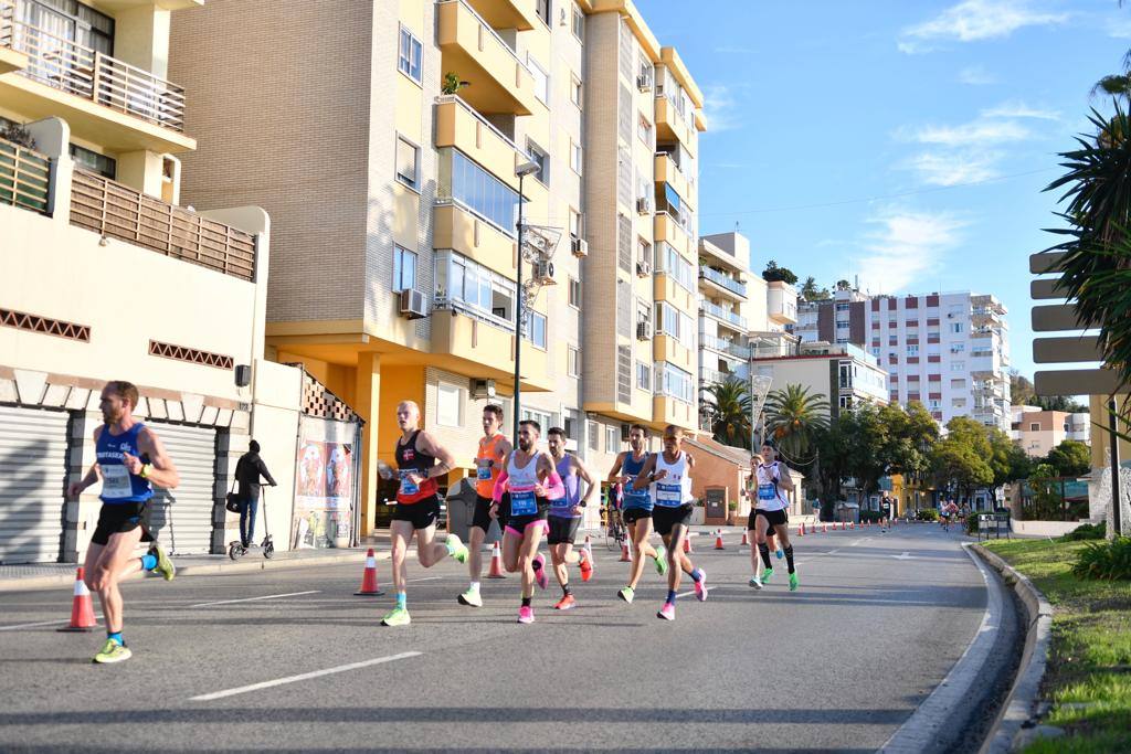 4.200 corredores han participado en la prueba este domingo. En la imagen los corredores pasan por los Baños del Carmen