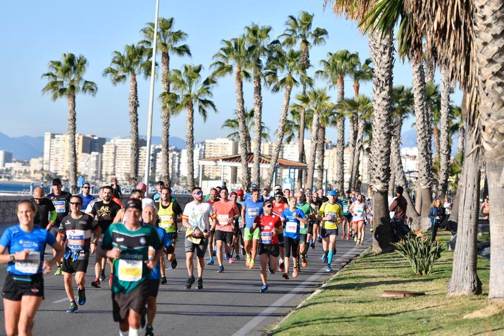 4.200 corredores han participado en la prueba este domingo. En la imagen los corredores pasan por los Baños del Carmen