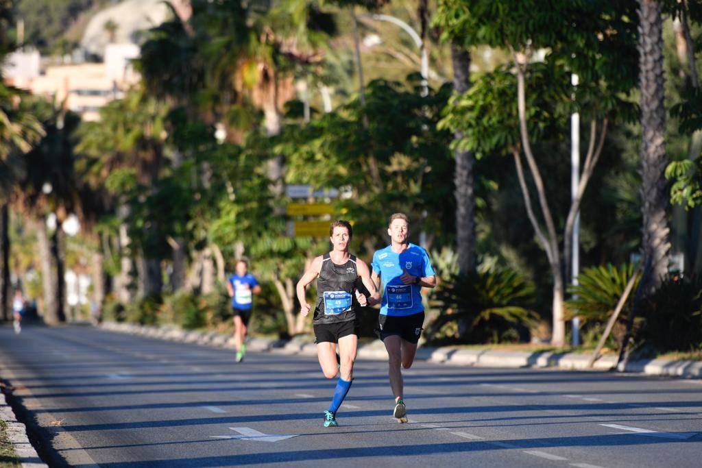 4.200 corredores han participado en la prueba este domingo. En la imagen los corredores pasan por los Baños del Carmen