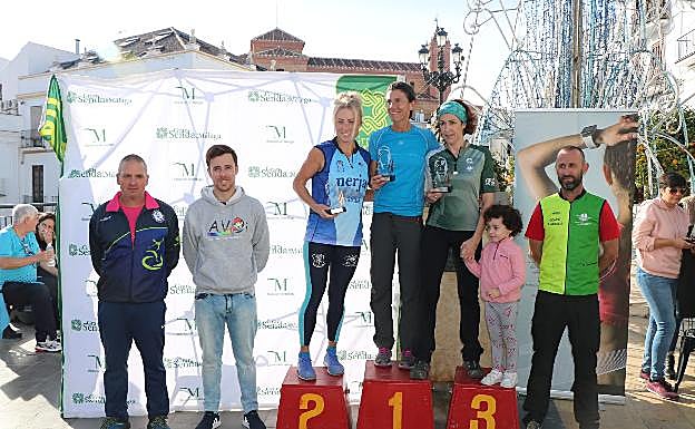 Podio femenino en la modalidad larga, de 26 kilómetros, con Jamie Carabini, Carmen Flores y Raquel Barragán, este domingo en Torrox. 