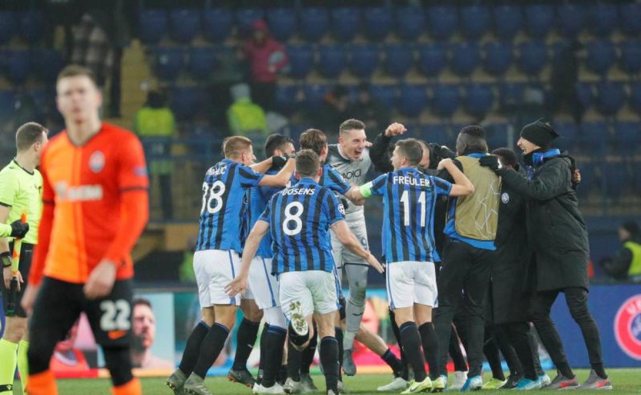 Los jugadores del Atalanta celebran su histórico pase a octavos de la Champions. 