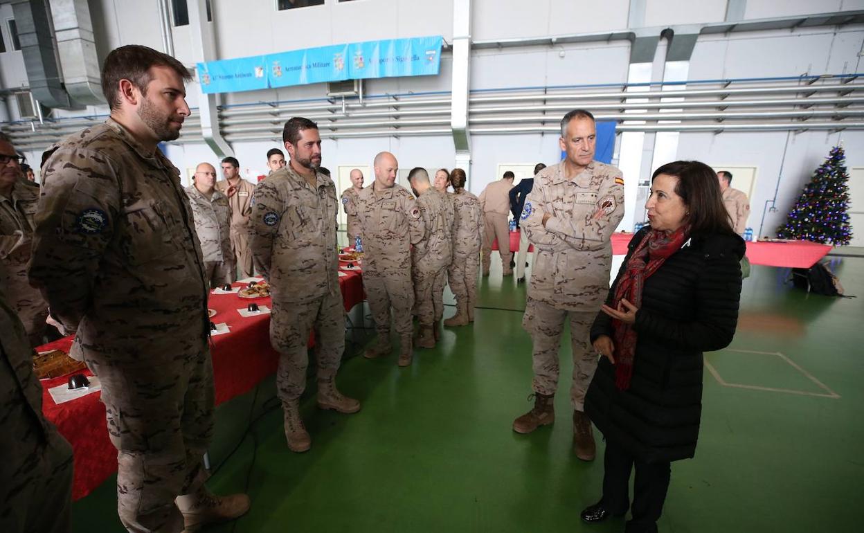 Margarita Robles charla con los militares en la base aeronaval de Sigonella (Sicilia)