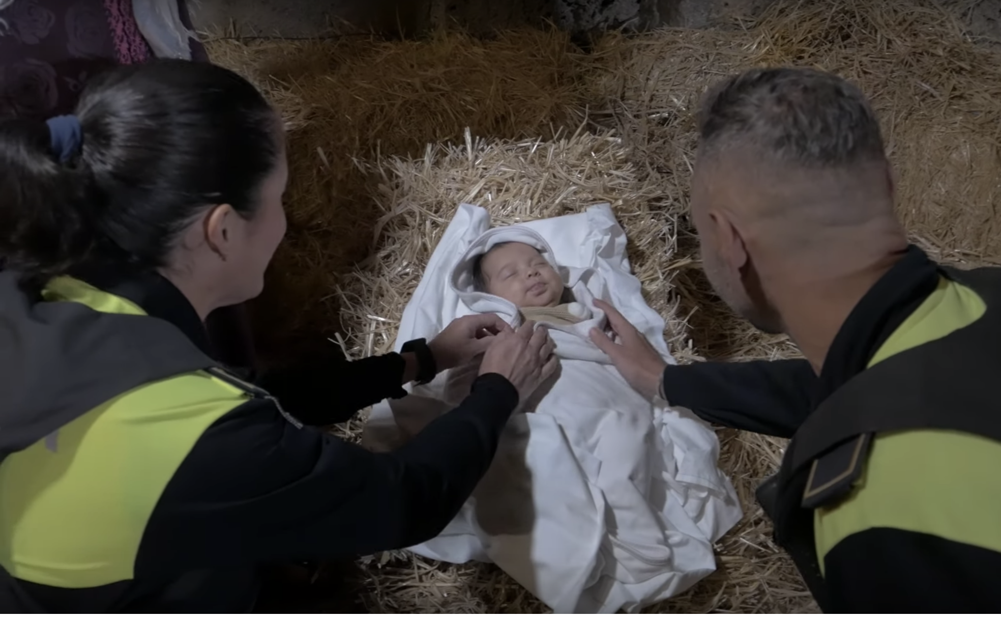 Mirko, en un fotograma de la felicitación navideña de la Policía Local de Málaga. 