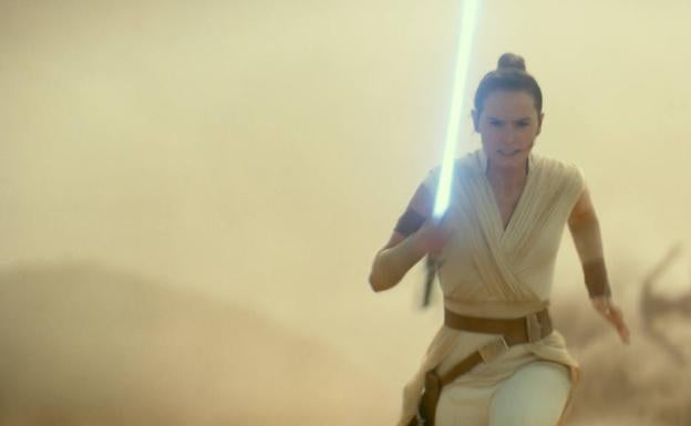 Daisy Ridley, caracterizada como Rey.