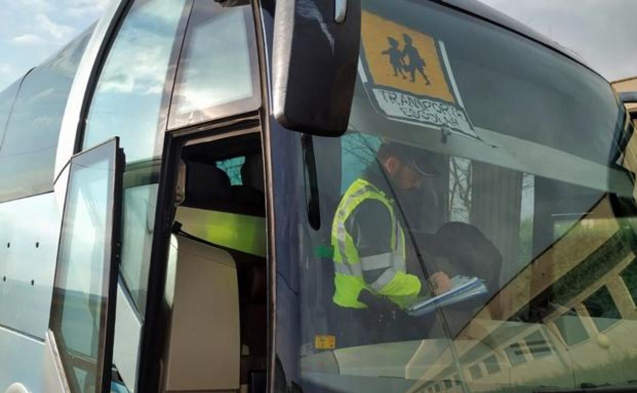 Un conductor de autobús quintuplica la tasa de alcohol cuando llevaba alumnos al instituto