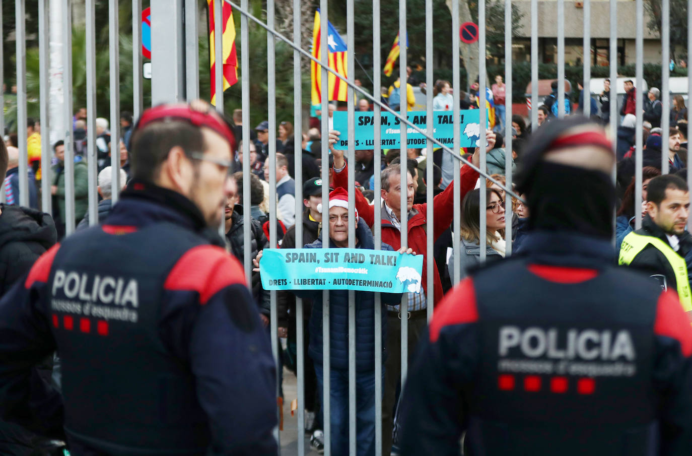Varios Mossos d'Esquadra controlan a los concentrados en el Camp Nou.