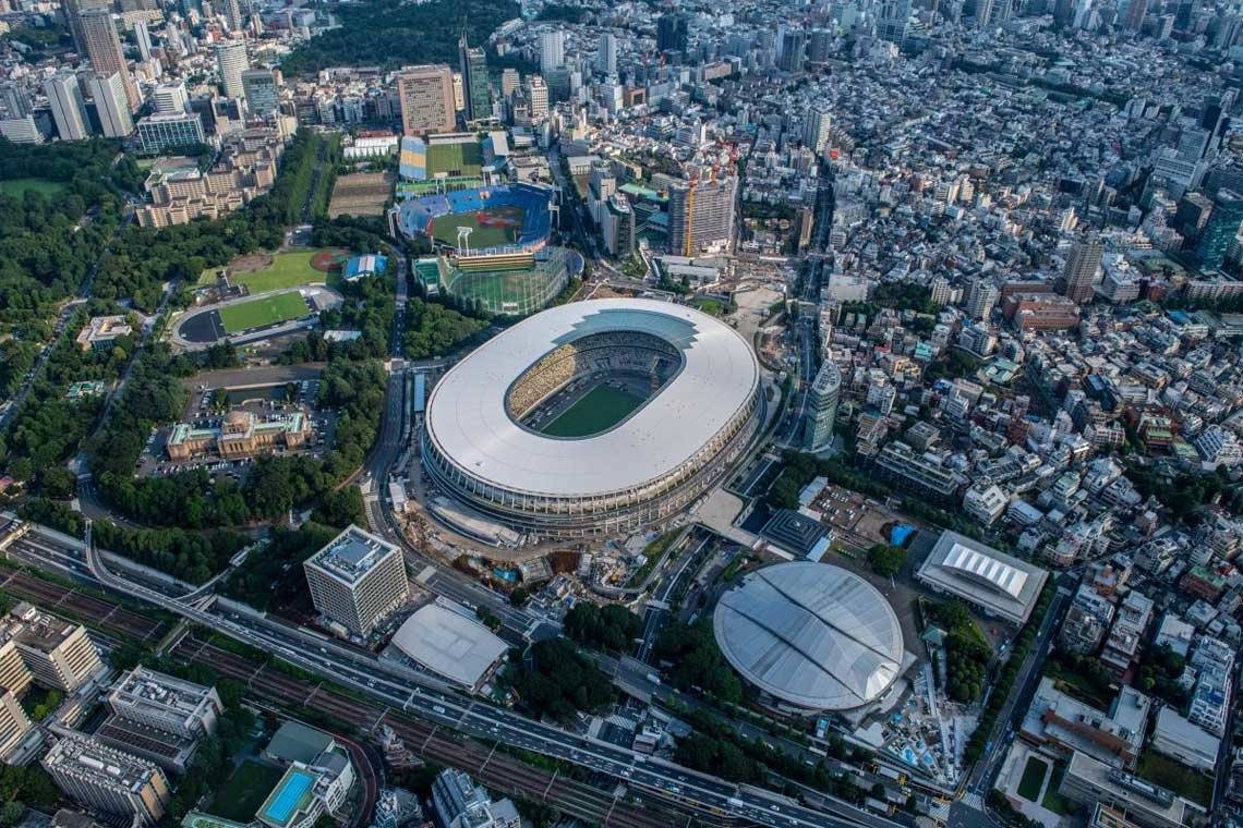 Tokio acoge los Juegos Olímpicos de 2020. Los Juegos Olímpicos de Tokio 2020 pondrán en el mapa turístico diversas zonas de Japón poco conocidas, como Tohoku , a pocas horas en tren bala desde la capital, donde se ha invertido para reabrir rutas de transporte, reconstruir instalaciones turísticas y trazar nuevas rutas excursionistas tras el devastador terremoto de 2011. Según Jetcost.es se trata de una oportunidad de adentrarse en el Japón más tradicional entre bosques de hayas, mágicas cascadas, picos volcánicos y lagos, así como los clásicos onsens (baños termales) y pequeñas localidades con antiguos barrios samuráis bien conservados y templos del siglo XII. Y una sorpresa más: una ruta por destilerías donde se produce, posiblemente, el mejor sake del mundo.