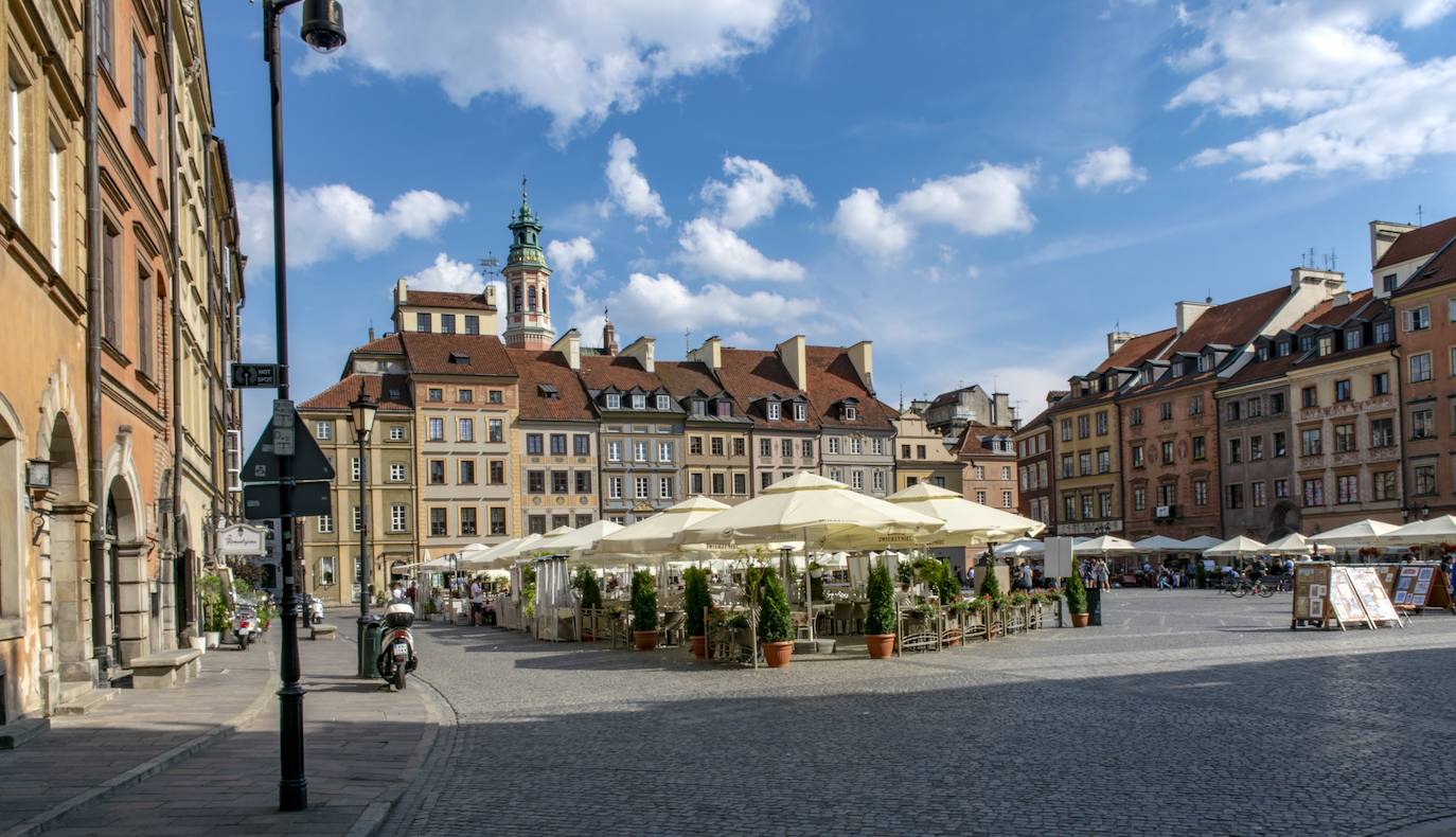 Varsovia celebra los 75 años de su liberación. El 17 de enero de 2020 habrán pasado 75 años desde la liberación de Varsovia y su casi inmediata resurrección. Basta ver la película El Pianista y viajar a Varsovia para apreciar el cambio, pero siempre respetando el pasado y la historia. Esta conmemoración pone de relieve la reconstrucción de Varsovia, la capital de Polonia, en los años 1945-1953, que fue un logro sobresaliente de arquitectos, conservadores, artistas y trabajadores, y también un fenómeno social significativo. Como resultado de la reconstrucción, Varsovia, una ciudad condenada a desaparecer que sufrió una destrucción programada por razones ideológicas y políticas en tiempos de la ocupación nazi, se convirtió en el símbolo de una "ciudad invencible". Polonia también celebra las revueltas en Gdansk, en agosto 1980 que fueron las primeras huelgas de los obreros en un país de detrás del telón de acero que condujeron a la creación de Solidaridad, el primer sindicato de libre comercio dentro del bloque comunista. El éxito de la huelga de Gdansk en 1980 se convirtió en un punto de inflexión y la primera piedra en ser removida del Muro de Berlín.