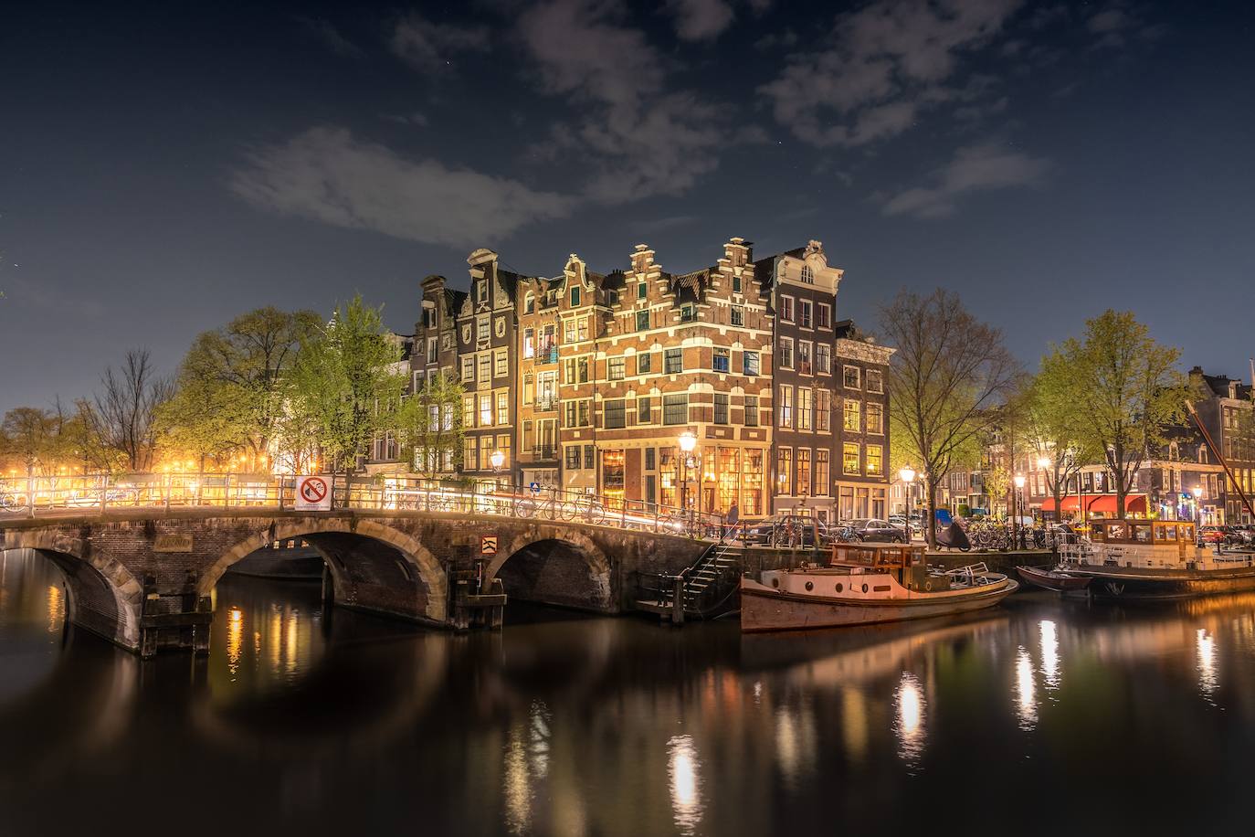 Ámsterdam y otras ciudades holandesas: 75 años de libertad. Abril de 2020 será declarado Mes de la Libertad en los Países Bajos, país que celebra 75 años de libertad tras el final de la Segunda Guerra Mundial. Y se hará por todo lo alto: solo el 5 de mayo se celebrarán 14 festivales por todo el país, perfectamente abarcable gracias a sus dimensiones (desde Ámsterdam se llega en pocas horas a muchas ciudades llenas de encanto). Además, la red de carriles-bici suma más de 35.000 kilómetros y llega tanto a las regiones más alejadas al norte, por ejemplo, las islas del mar de Frisia, como a las grandes capitales culturales del sur, como La Haya, Róterdam, Utrech, Groninga, Maastricht o Eindhoven. Por otra parte, el 16 mayo, Róterdam acogerá el Festival de la Canción de Eurovisión. El artista que representará a España será Blas Cantó.