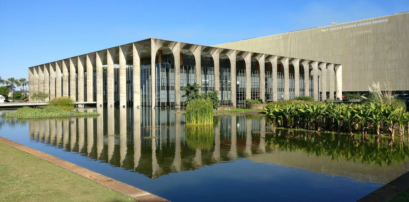 Brasilia ha sido nombrada Ciudad Creativa de Diseño y rinde homenaje a Óscar Niemeyer, que la puso en el mapa de la arquitectura mundial gracias a edificios y monumentos tan extraordinarios como contemporáneos.