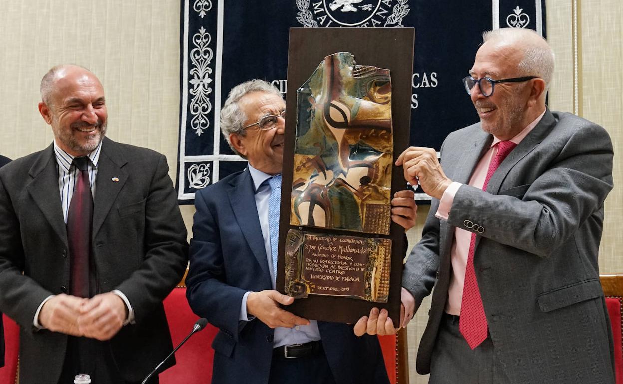 El rector en funciones, José Ángel Narváez, entrega a Sánchez Maldonado una placa de cerámica de Alfajar como recuerdo. 