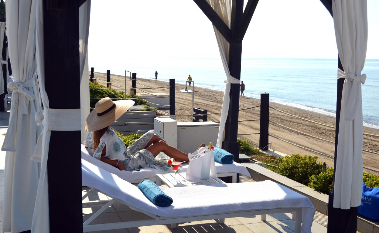 Una clienta del Club La Cabane del Hotel Los Monteros disfruta de las vistas del mar este otoño. 