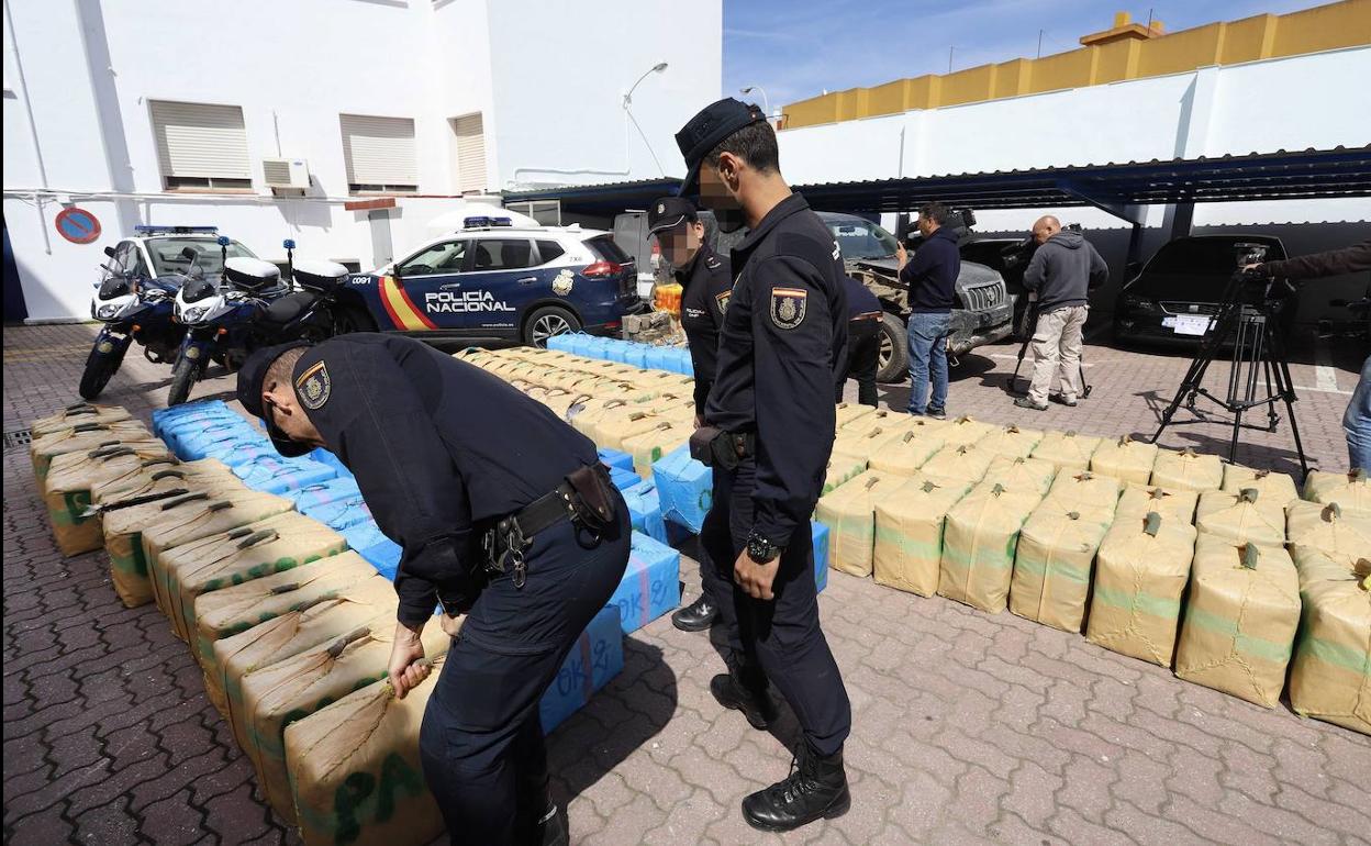 La Policía inspecciona un alijo de hachis incautado en el Campo de Gibraltar.. 