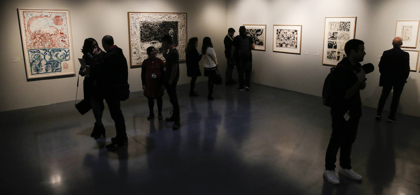 La exposición reúne la obra que el pintor y grabador Belga ha producido a lo largo de casi setenta años de trabajo activo 