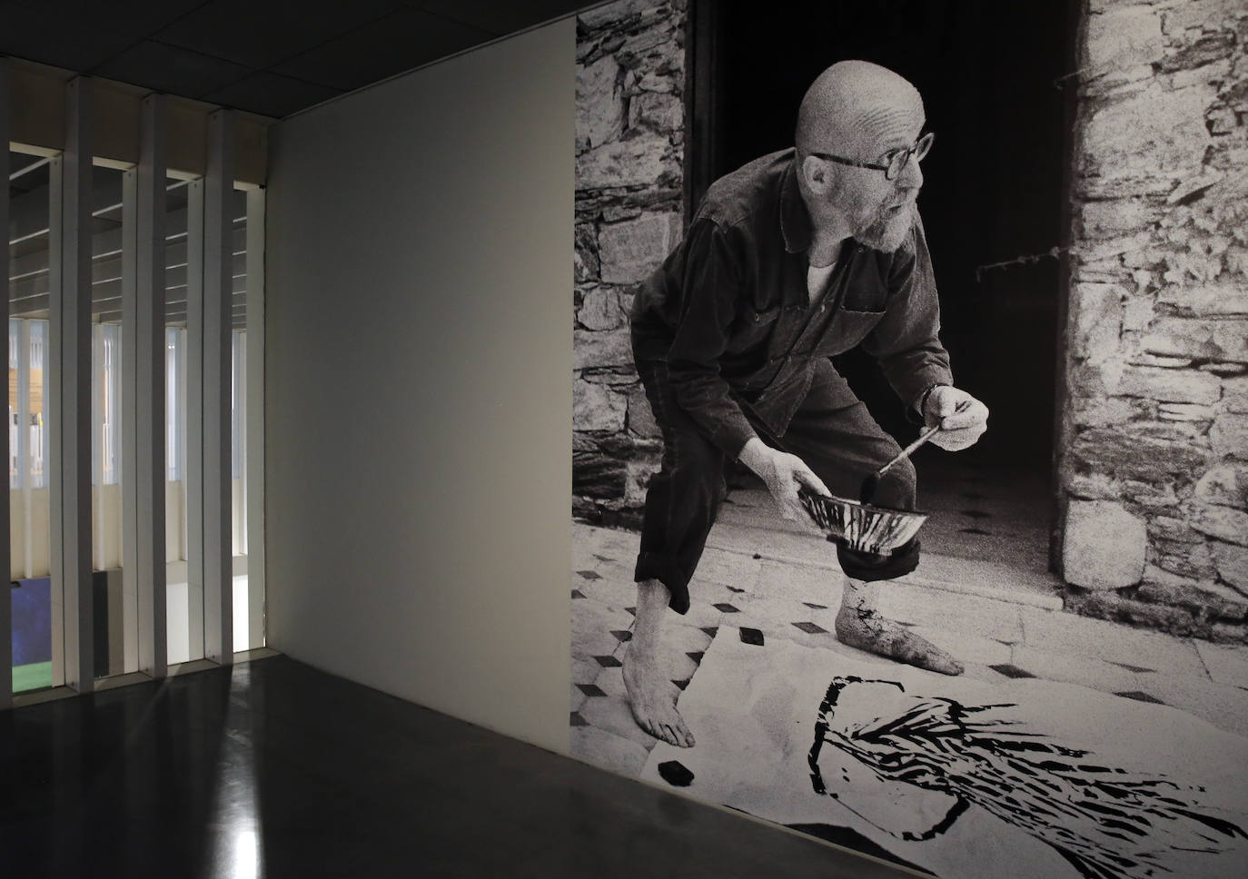 La exposición reúne la obra que el pintor y grabador Belga ha producido a lo largo de casi setenta años de trabajo activo 